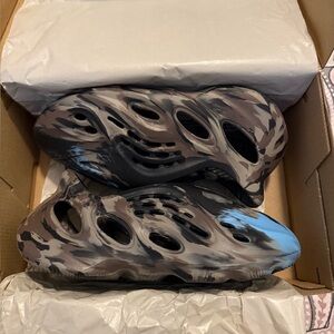 Yeezy Foam RNR in Brown